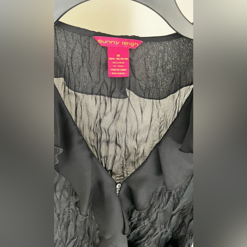 Sunny Leigh PETITE RUFFLE DETAIL TIE FRONT TOP - Picture 7 of 7